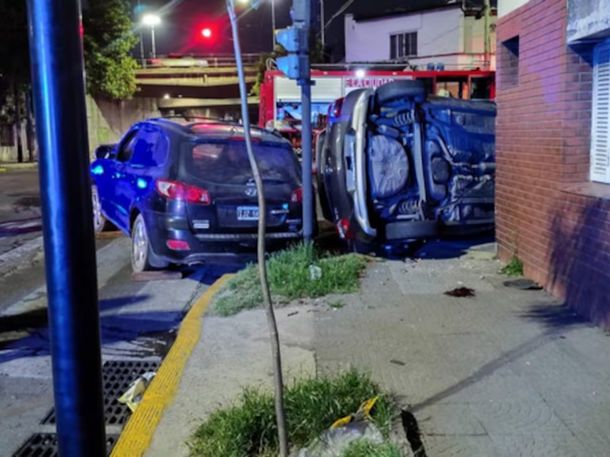 Tragedia en Bajo Flores: un auto volcó tras un choque y una familia resultó herida