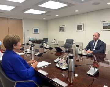 La titular del Fondo Monetario Internacional, Kristalina Georgieva, y el ministro de Economía, Martín Guzmán, negociando la deuda externa de Argentina - @Martin_M_Guzman &nbsp;
