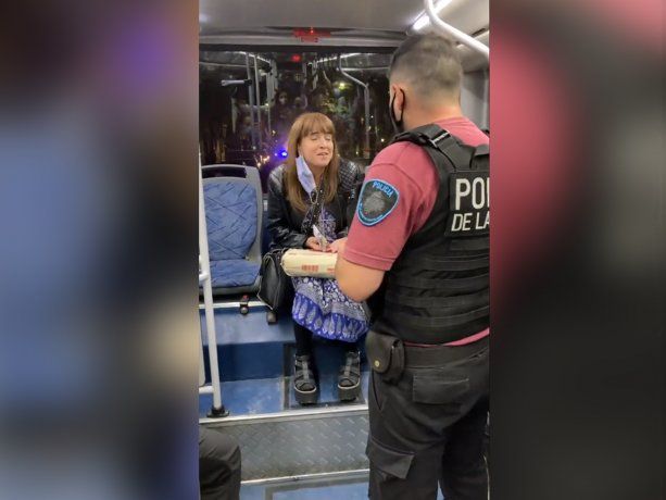 Bajaron a una mujer de un colectivo por no usar barbijo