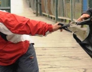 Le pegan a bebés para robarle a mamás