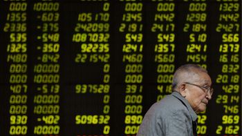 las bolsas chinas vuelven a cerrar en baja mientras investigan el derrumbe de ayer las bolsas chinas vuelven a cerrar en baja mientras investigan el derrumbe de ayer