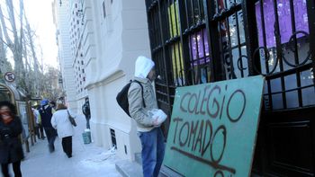 los alumnos continuan con las tomas en las escuelas portenas los alumnos continuan con las tomas en las escuelas portenas