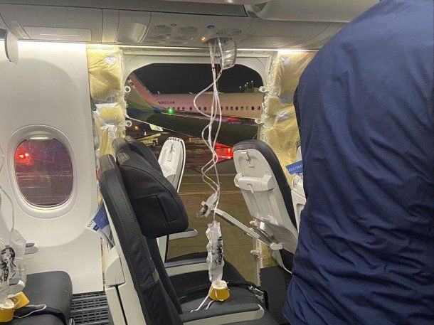 Encuentran en un patio la puerta que se desprendió del avión de Alaska Airlines