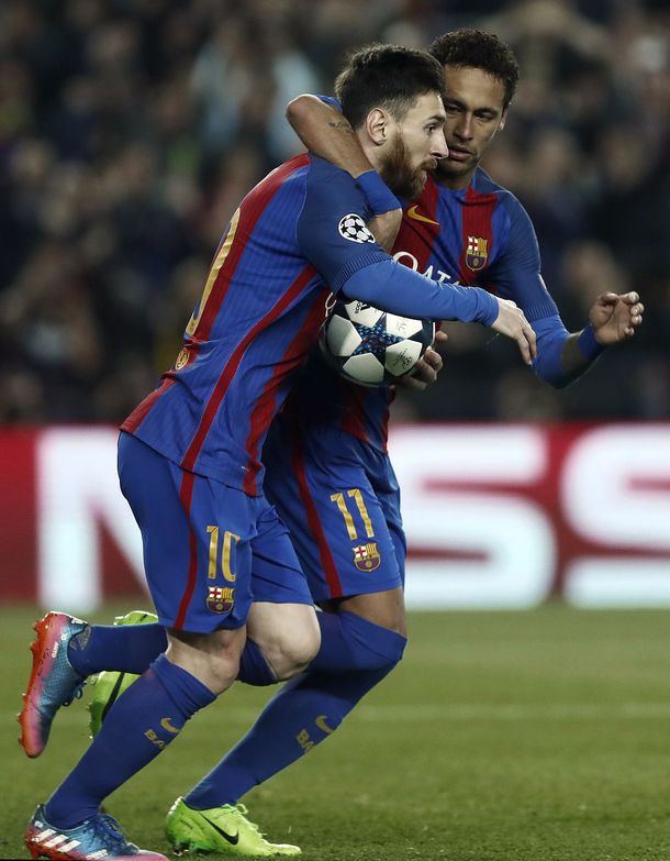 Neymar saluda al rosarino tras su tanto de penal