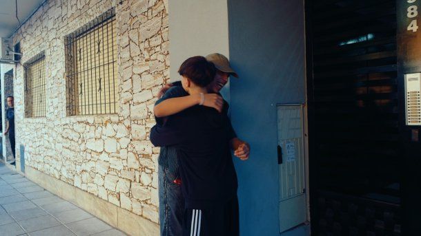 Milo J fue a la casa de sus fanáticos y les hizo una entrega especial