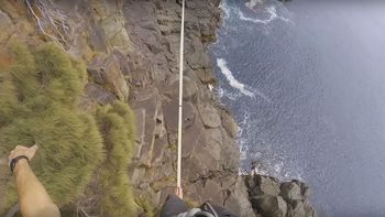 Ryan Paul Robinson haciendo equilibrio sobre la Torre Moai, en Australia Ryan Paul Robinson haciendo equilibrio sobre la Torre Moai, en Australia
