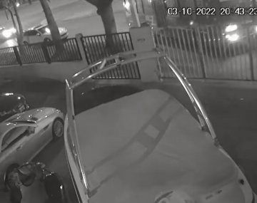 Video: motochorros atacaron a empleados de una concesionaria y un colectivo interrumpió todo