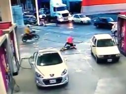 VIDEO: Noqueó a un motochorro que le quiso robar y lo desfiguró en el piso