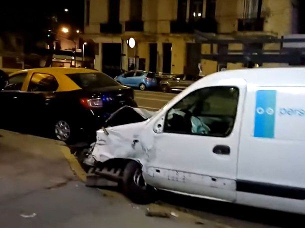 Accidente en Parque Patricios: un hombre se descompensó al volante y chocó dos vehículos estacionados