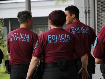 Un agente tenía que cumplir adicional y le pidió a una amiga que lo cubra