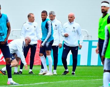 Alerta en Francia: una de sus estrellas salió lesionado por un fuerte golpe en el tobillo