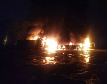 Se incendiaron siete colectivos en unos galpones