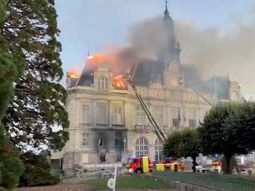 El edificio incendiado en Limoges. El edificio incendiado en Limoges.