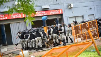 suspendieron el clasico uruguayo: hinchas de penarol tiraron garrafas suspendieron el clasico uruguayo: hinchas de penarol tiraron garrafas