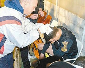 El asistente sufrió un corte producto del piedrazo