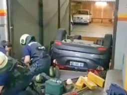Así rescataron a un hombre que cayó con su auto en el hueco de un montacargas