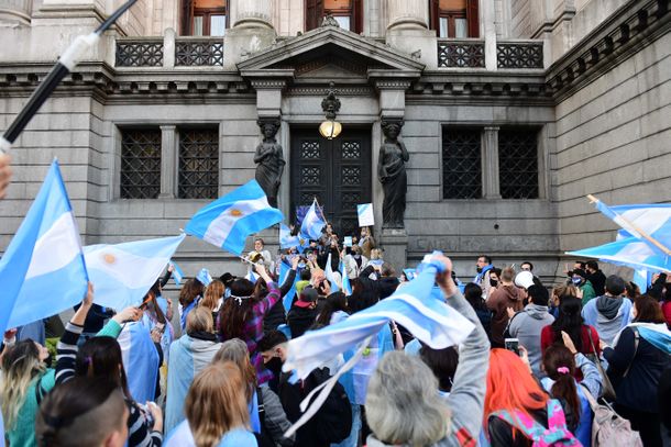 Manifestantes protestaron frente al Congreso contra la reforma judicial