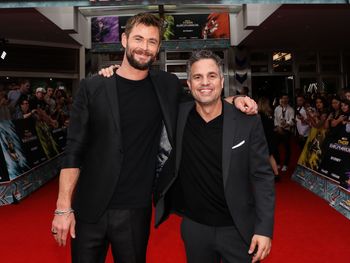 La película que reúne a Mark Ruffalo y Chris Hemsworth fuera de Marvel