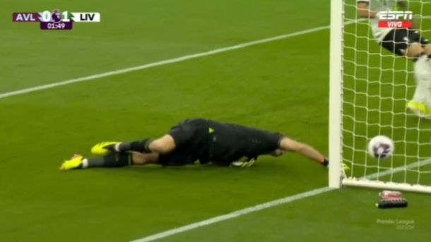 El blooper del Dibu Martínez ante Liverpool que terminó en gol