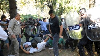 represion en el hospital borda: 40 heridos represion en el hospital borda: 40 heridos