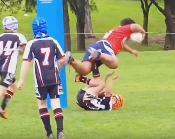 La mini bestia: el rugbier que con sólo 9 años pasa por encima a sus rivales