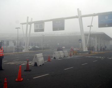 Siguen las demoras y cancelaciones con los vuelos por la niebla