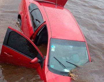 Turistas le erraron a un puente y terminaron con su auto en un río