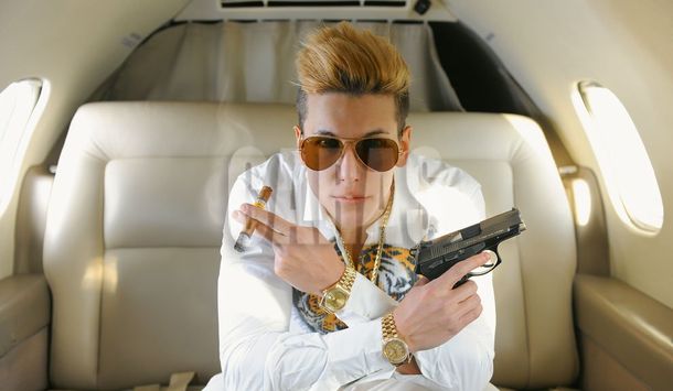 Las polémicas fotos de Alexander Caniggia con un arma