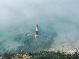 El faro Beachy Head, en la costa inglesa, &nbsp;rodeado de la neblina