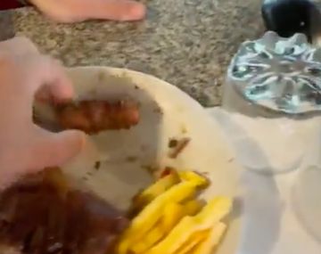 Los chinchulines no estaban limpios y la parrilla se volvió viral: Hay mierda de vaca en la comida