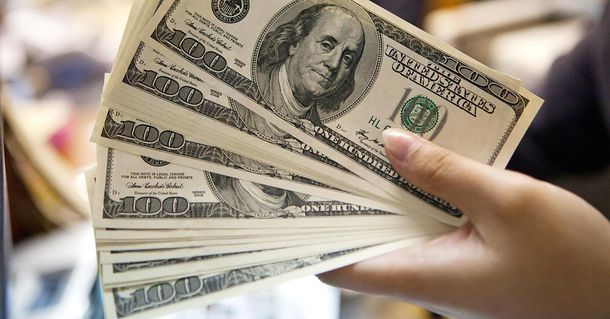 El dólar blue cayó cinco centavos a $15,92 y brecha se ubica en 71,4%