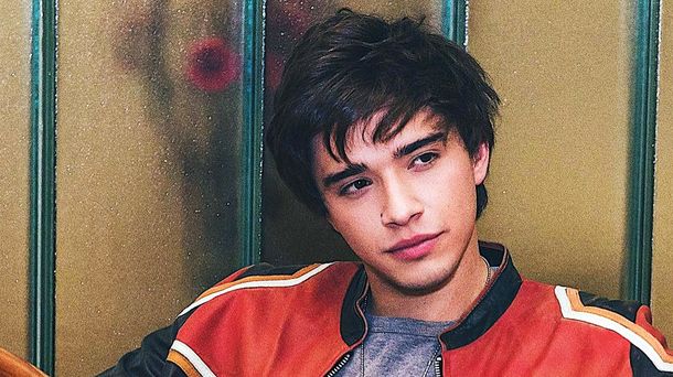 Julián Serrano mira videos de YouTube hasta las 5 de la mañana
