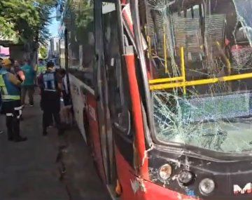 Video: chocaron dos colectivos en el Metrobus de Belgrano