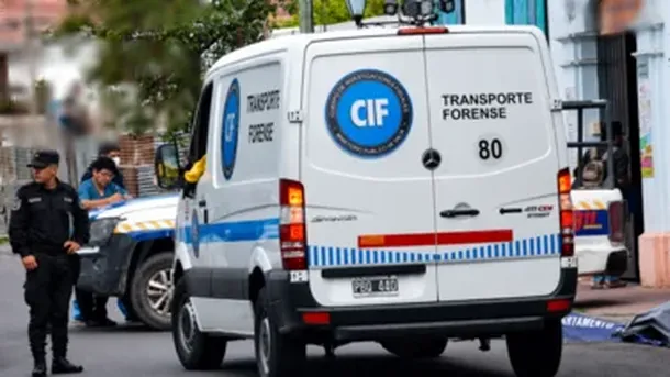 La mujer fue hallada sin vida con una herida de arma blanca dentro de su domicilio. La mujer fue hallada sin vida con una herida de arma blanca dentro de su domicilio.