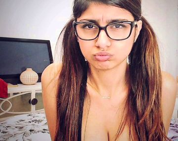 VIDEO: Echaron a una ex actriz porno de un partido de béisbol por golpear a un fan