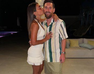 Lionel Messi empezó el 2025 a los besos con Antonela y una jarra especial