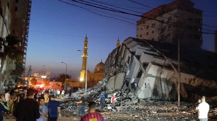Colapsó un edificio de 13 pisos en Gaza por un ataque aéreo