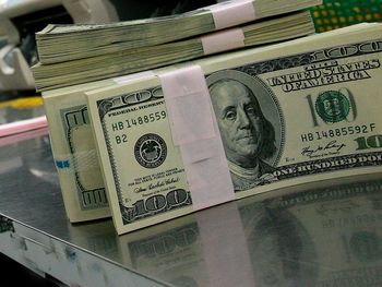 El dolar blue retrocede otros once centavos y baja a $15,92 en la jornada