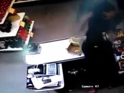 mas que valiente: asi golpeo una mujer a un ladron que entro a su comercio mas que valiente: asi golpeo una mujer a un ladron que entro a su comercio