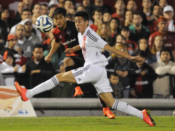 Newells derrotó a Estudiantes por 1-0 y acecha al líder Vélez