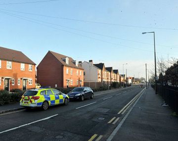 Hallan a una niña de 3 años sola en la calle: la madre estaba muerta en la casa