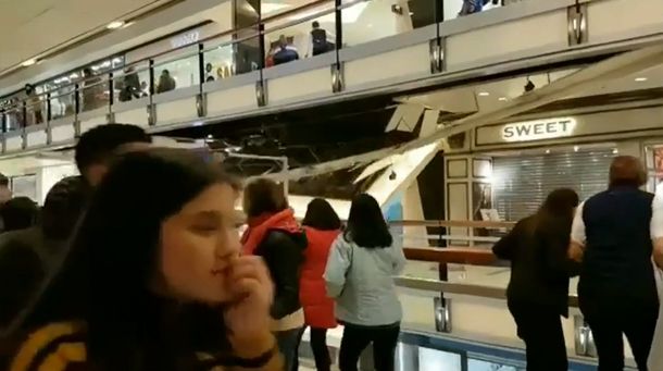 VIDEO: Así fue el derrumbe del techo del shopping Abasto