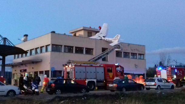 Dos muertos tras la caída de una avioneta sobre una estación de servicio