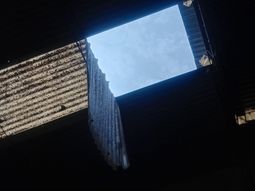 limpiaba un techo, se corrio la chapa y cayo al vacio limpiaba un techo, se corrio la chapa y cayo al vacio