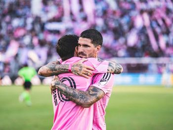 Con dos asistencias de Messi y un gol agónico de Weigandt, Inter Miami ganó en su debut