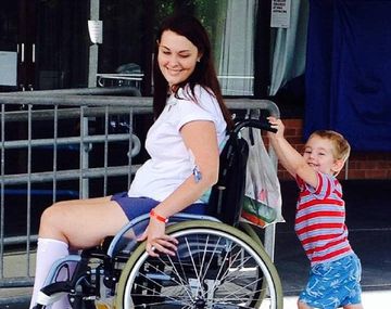 Terminó en silla de ruedas por usar maquillaje