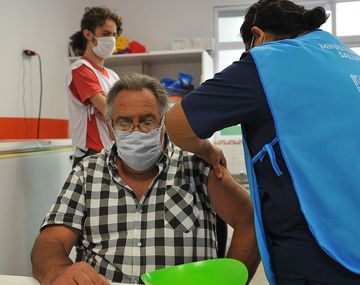Ya se vacunaron contra el coronavirus más de 90 mil docentes y auxiliares bonaerenses