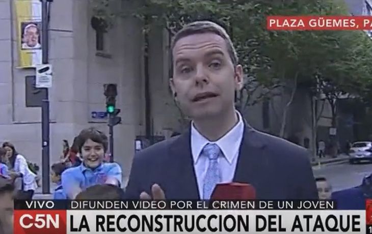 Cronista de C5N interrumpido en vivo por un chico