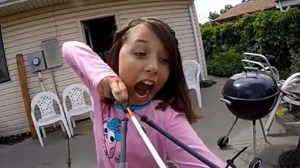 VIDEO: Se sacó un diente con una flecha
