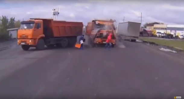 VIDEO: Dos peatones se salvan por un pelo de que los pise un camión